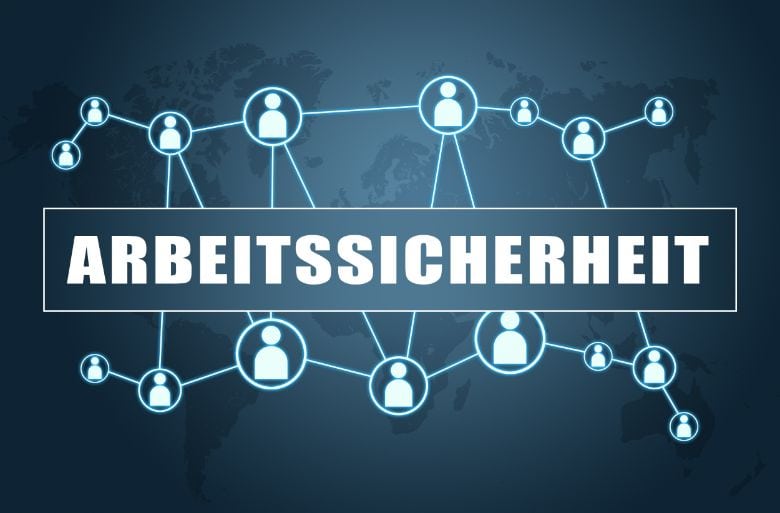 Ein Schriftzug "Arbeitssicherheit" vor einem dunkelblauen Hintergrund, dahinter Personen-Symbole, die mit Linien miteinander verbunden sind